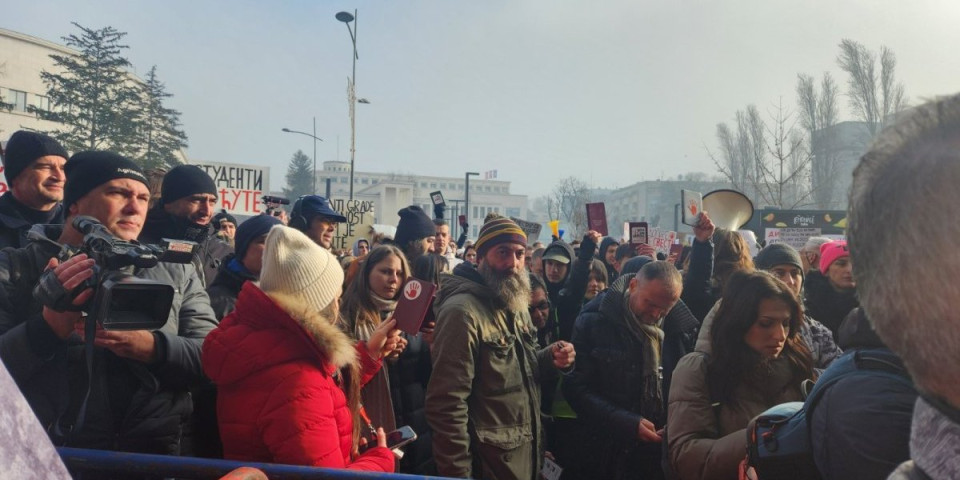 Takozvani studenti ponovo prave haos u Novom Sadu! Pridružili im se i opozicioni odbornici (FOTO, VIDEO)