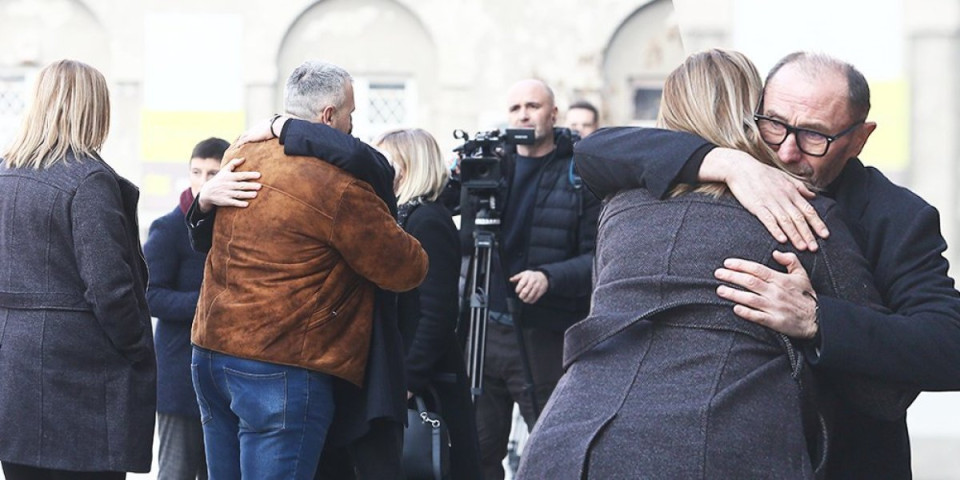 Dirljiva scena ispred suda: Roditelji ubijene dece u masakru u Duboni došli da podrže oštećene iz "Ribnikara"! (FOTO/VIDEO)