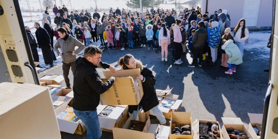 Punih 20 godina zajedno sa Srbima na KiM! Počeo Božićni konvoj Solidarnosti za Kosovo (FOTO)