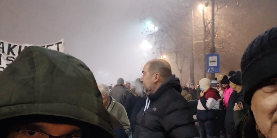 Na čelu kolone Šolakov novinar! Protest opozicije na Studentskom trgu, blokiran saobraćaj! (FOTO)