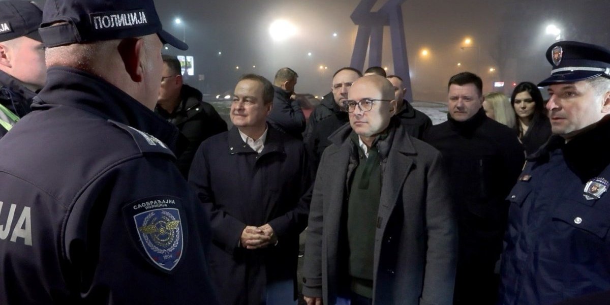 Premijer Vučević i ministar Dačić dočekali Novu godinu sa policajcima i vatrogascima (FOTO/VIDEO)