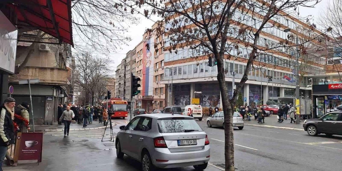 Malobrojni aktivisti opozicije ponovo uzurpiraju Srbiju! (FOTO)