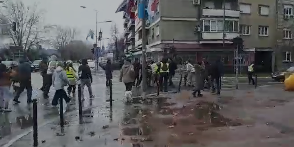 Pretučen čovek u Novom Sadu pred ćerkom koja vrišti od straha! Jeziv snimak sa protesta (VIDEO)