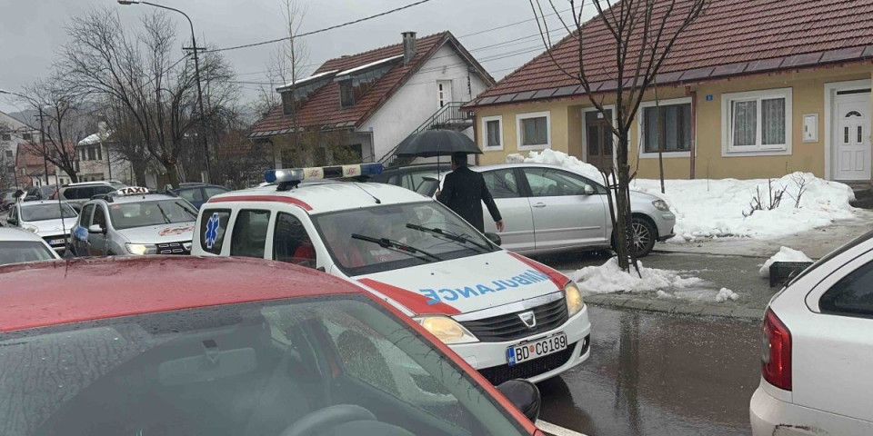 ŽENI I DETETU POZLILO NA OPELU ŽRTAVA MASAKRA! Strašne scene na Cetinju: Kiša pljušti, ljudi kukaju i plaču (FOTO/VIDEO)