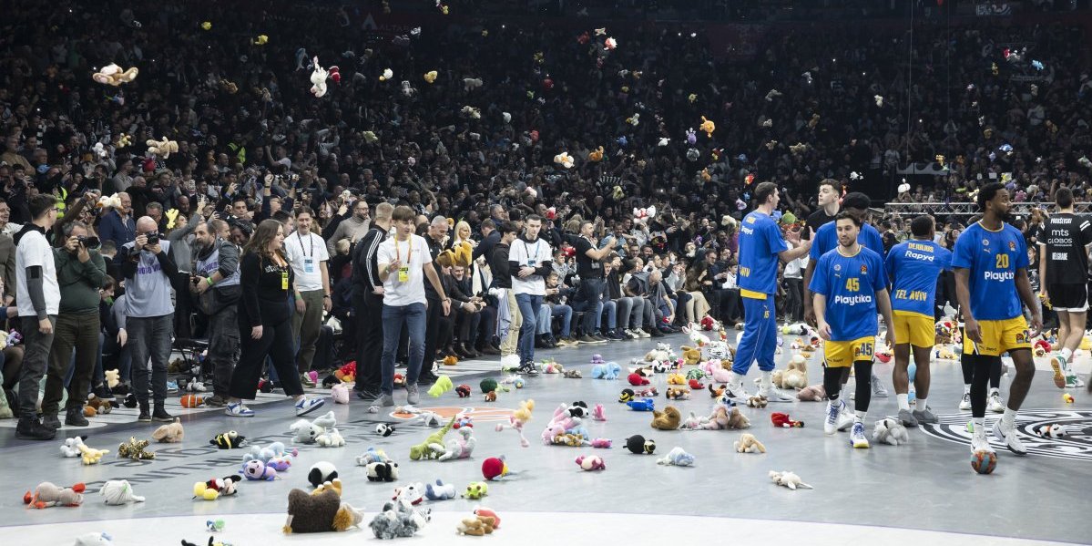 Prelepa scena u Areni! Hiljade plišanih igračaka poletelo na teren (FOTO GALERIJA/VIDEO)