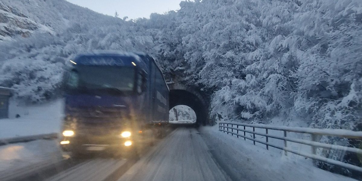 Užički putari jači od mećave! Iako je mešavina rizle i soli odledila puteve,  novovaroška sela zadesio teži problem