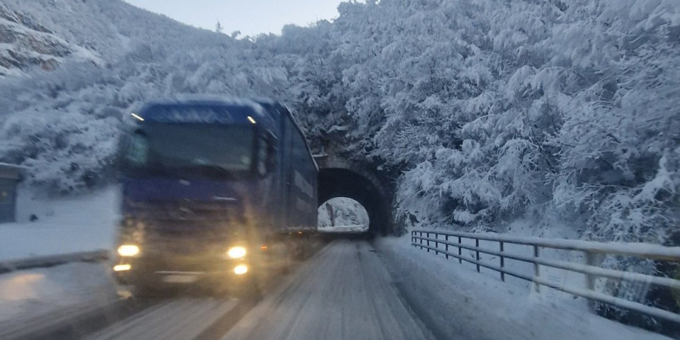 Užički putari jači od mećave! Iako je mešavina rizle i soli odledila puteve,  novovaroška sela zaadesio teži problem