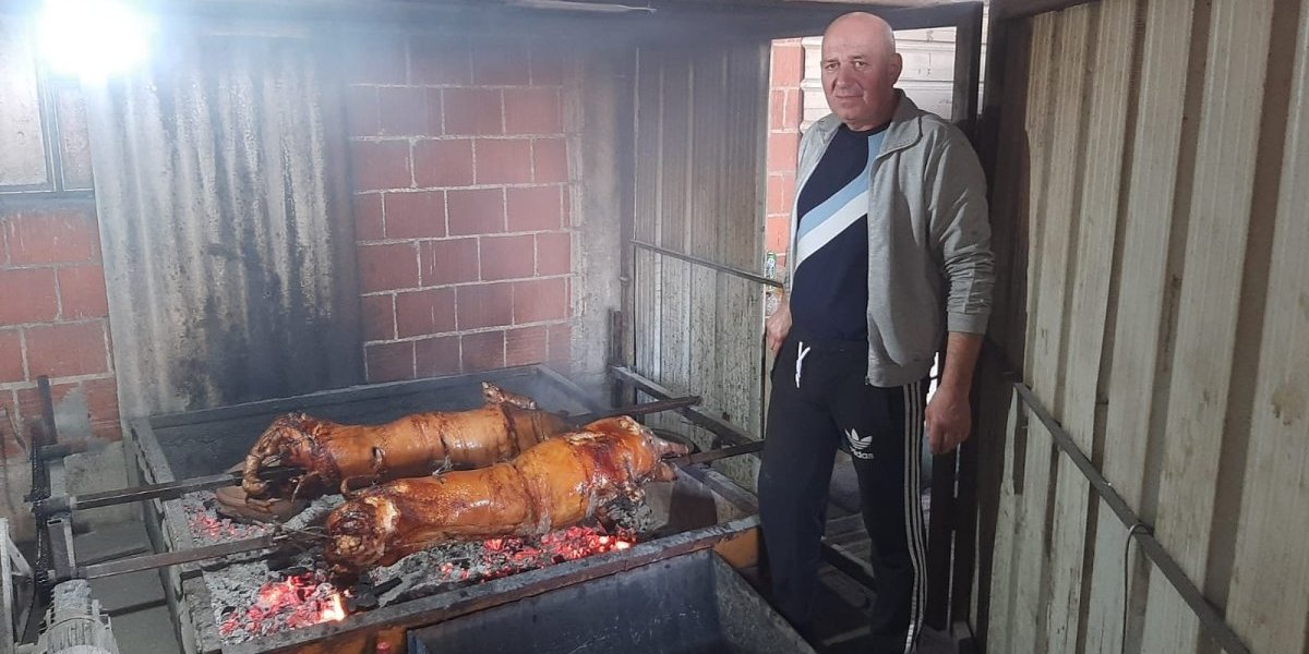 Dragan je prasiće unapred rasprodao! Pečenje sprema na poseban način, on svoj recept i ne krije