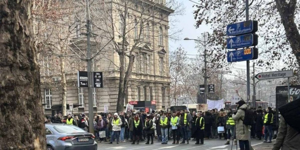 PUKLI KAO ZVEČKA! Takozvani studenti nastavili da maltretiraju narod širom Srbije, narod ih iskulirao! (FOTO)