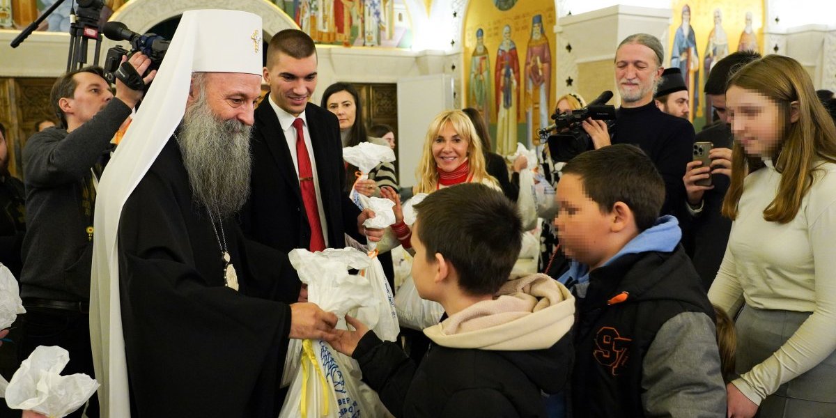 "U našim životima sve je dar!" Patrijarh Porfirije podelio božićne paketiće deci (FOTO)