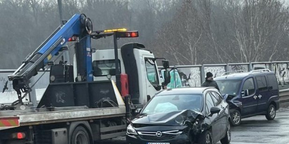 Nesreća na mostu na Adi: Sudar dva putnička vozila (FOTO)