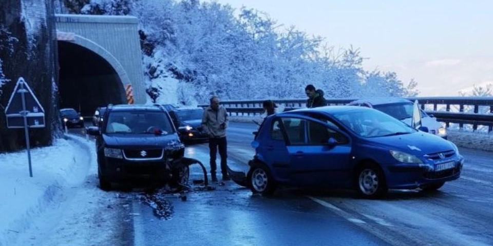 Žestok sudar dva automobila na zlatiborskom putu: Stvorile se ogromne kolone!