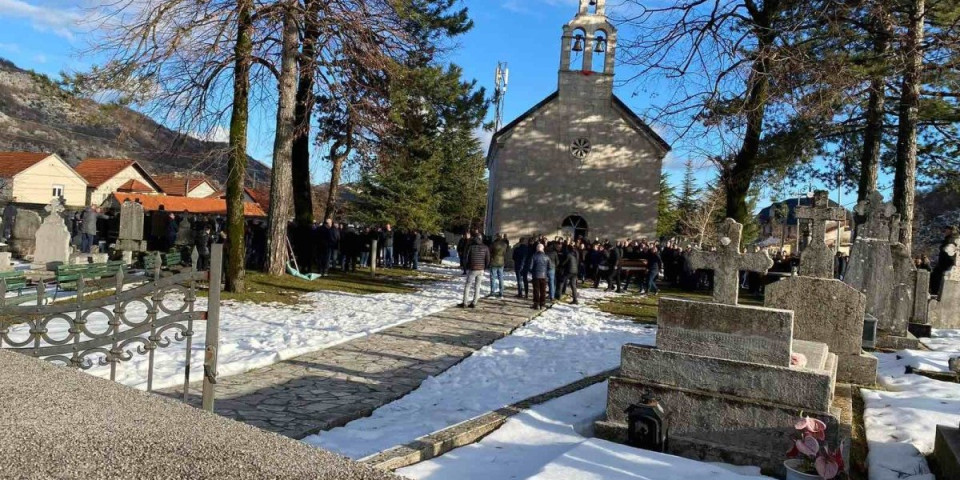 ŠTA NAM NAPRAVI?! Tuga, jecaji i suze na sahrani braće blizanaca i njihovih roditelja na Cetinju (FOTO/VIDEO)