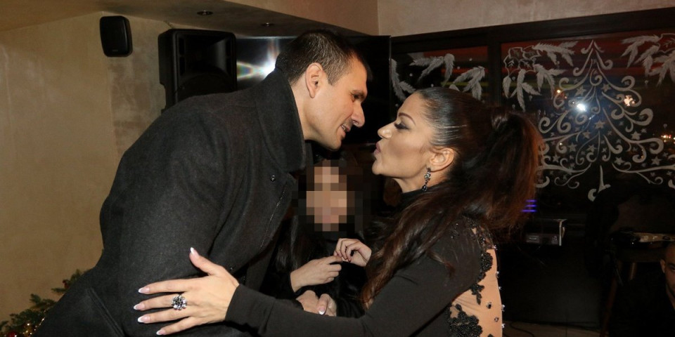 Izbegao smrt za dlaku - Pevaču se usred vožnje zapalio automobil