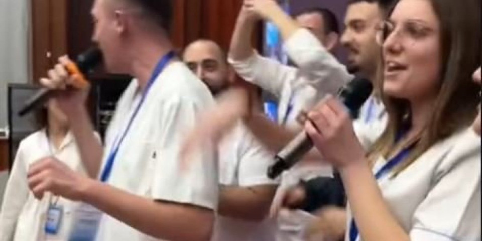 Studenti iz Srbije digli Kinu na noge! Uleteli u amfiteatar, a onda je ispred table nastao potpuni lom (VIDEO)