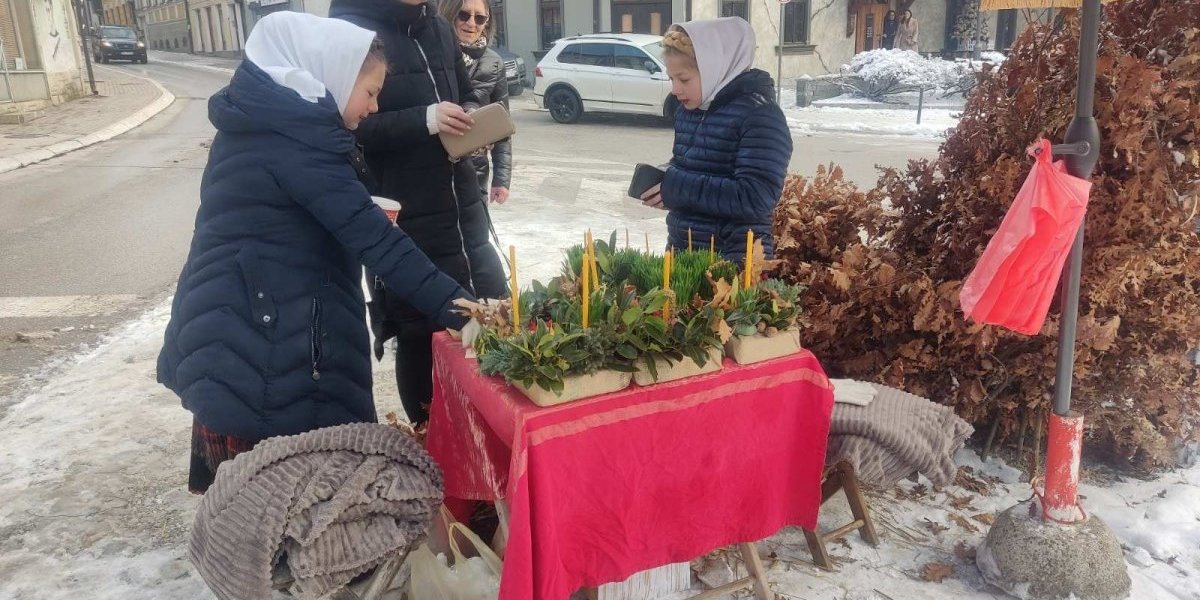 Na Rakijskoj pijaci u Užicu Maša i Lena prodaju badnjak