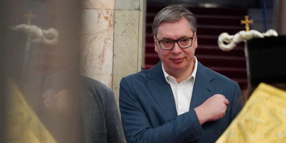 Da večno traje Republika Srpska! Nakon što je uneo badnjak u Predsedništvo, Vučić poručio: Da budemo još bliži! (FOTO)