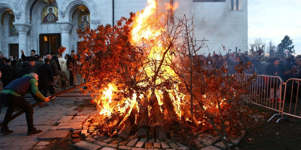 Tradicionalno paljenje badnjaka ispred Hrama Svetog Save! Beograđani proslavili Badnji dan (FOTO/VIDEO)