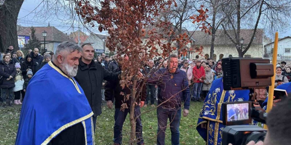 Iz Badnjeg dana u Badnje veče! Simo naložio Badnjak, vatre gore u Zrenjaninu