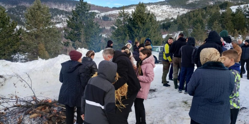 Na Murtenici goreli Badnjaci! U slovu tradicije i opstanka sela veliki broj gorštaka ogrejala sveta vatra!