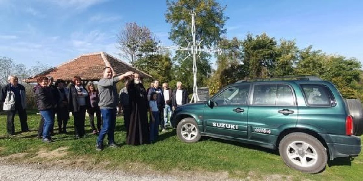 Dobri popa da ne ide peške! Omiljenom svešteniku meštani kupili džip, a za to su imali valjan razlog!