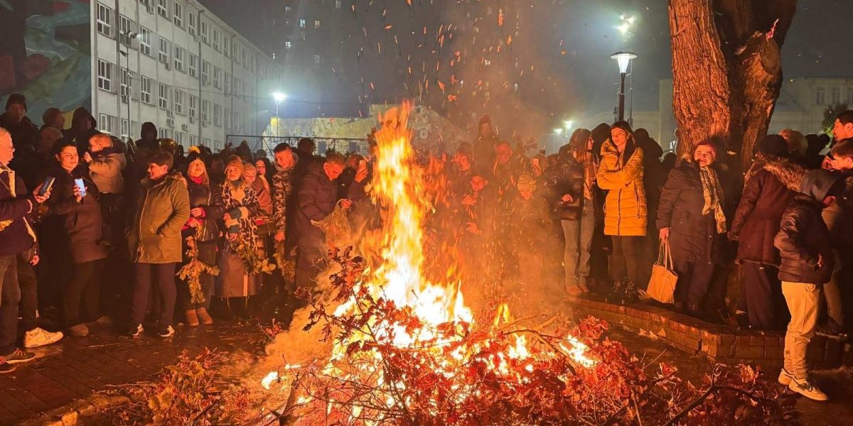 Uz trubače i kolo! Užičani proslavili Badnje veče: Paljenje badnjaka uz pesmu i veselje (FOTO)