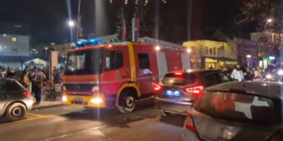 Zapalila se crkva u Šapcu! Incident tokom paljenja badnjaka, vatrogasci na terenu (VIDEO)