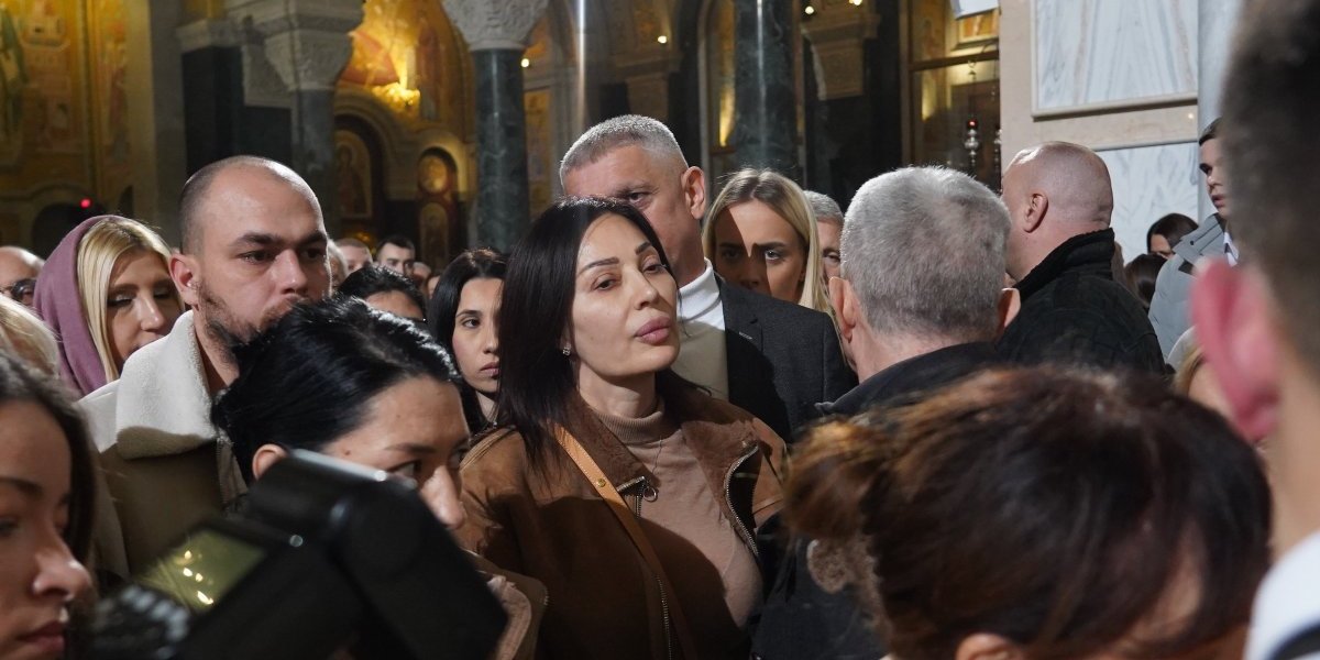 Ceca se pričestila u Hramu Svetog Save! Pevačica na ponoćnu liturgiju došla sa porodicom (FOTO)