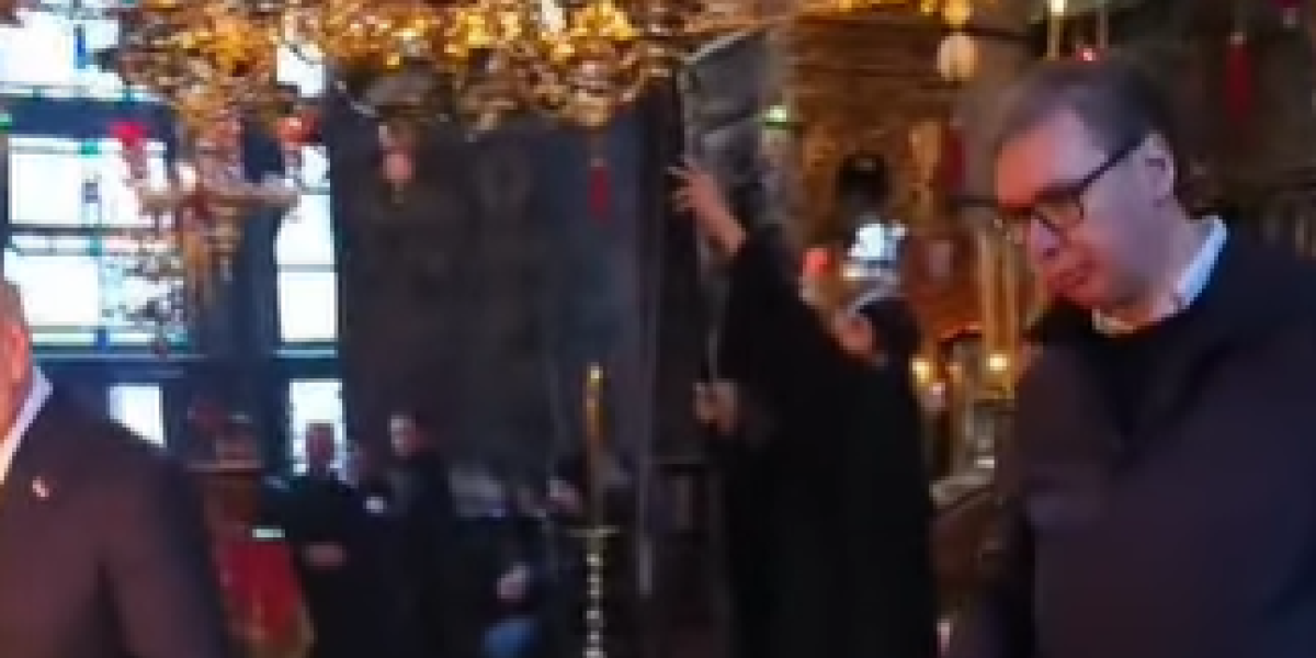 Mir Božji - Hristos se rodi! Predsednik Vučić prisustvovao božićnoj liturgiji u manastiru Hilandar (VIDEO)