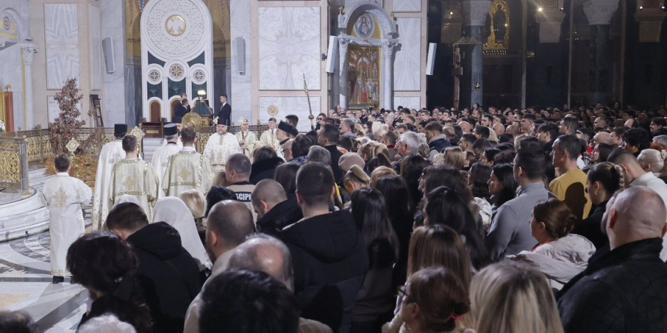 Počela liturgija u Hramu Svetog Save (FOTO)