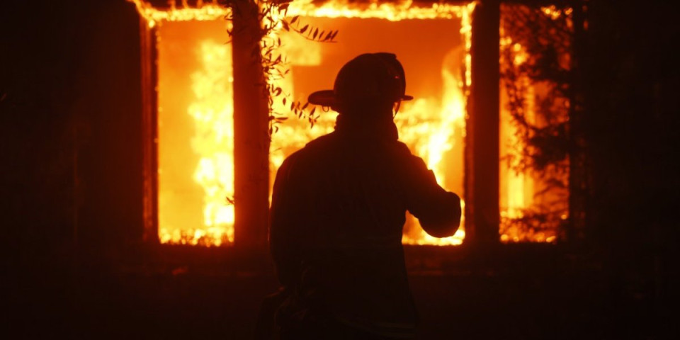 Veliki požar u omiljenom srpskom letovalištu! Gori hotel, gosti evakuisani! (FOTO/VIDEO)