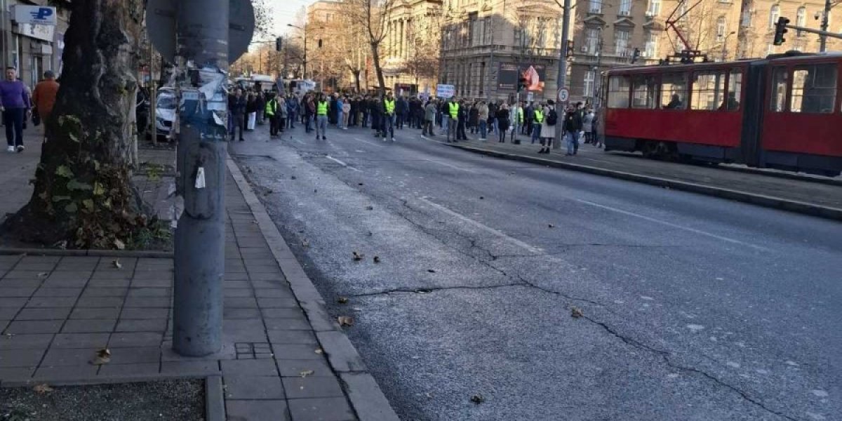 200 "studenata" blokira Bulevar kralja Aleksandra u Beogradu! U Loznici 40 ljudi blokira grad (FOTO)