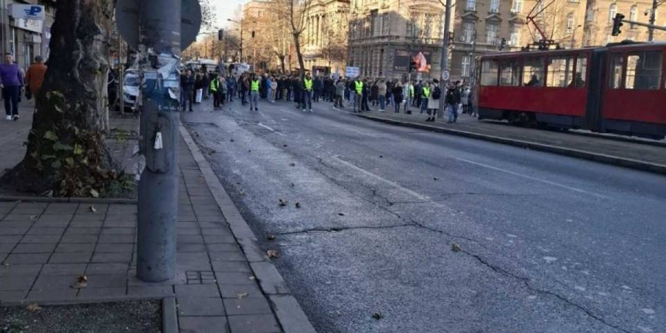 200 "studenata" blokira Bulevar kralja Aleksandra u Beogradu! U Loznici 40 ljudi blokira grad (FOTO)