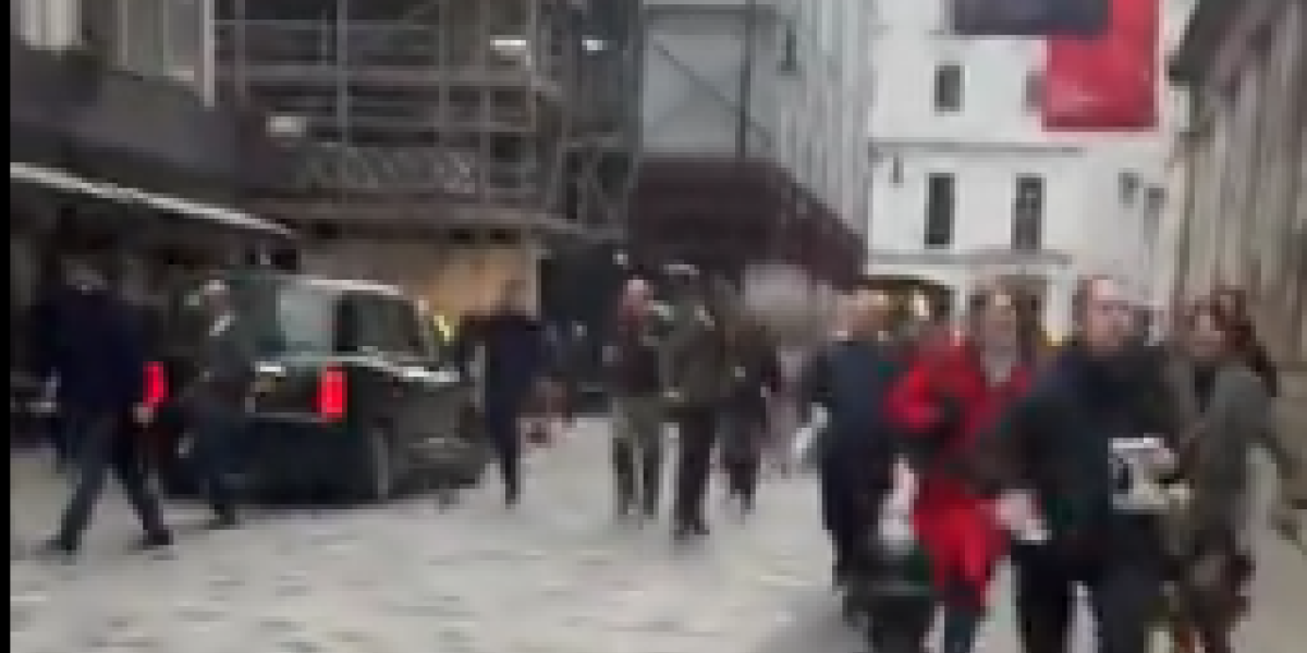 Haos u Londonu! Ljudi panično beže u najprometnijoj ulici, dojava o bombi?! (VIDEO)