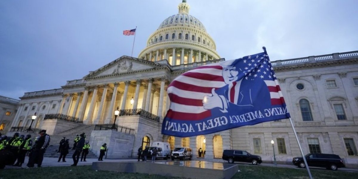 Jezive scene u Americi ne prestaju! Sa mačetom i noževima pokušao da upadne u Kapitol! (FOTO)