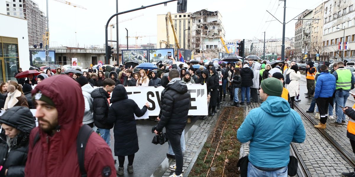 Baš nas briga za Kosovo i Republiku Srpsku! Organizatori studentskih blokada zabranili patriotska obeležja! (FOTO)