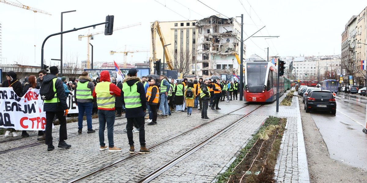 Opaki trougao! Studenti u blokadi – korisni idioti profesora!