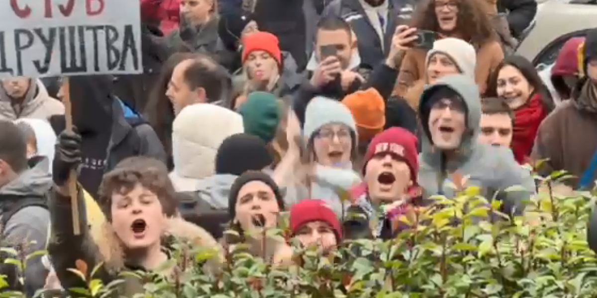 Ne propuštaju prliku da napadnu ekipu Informera! Na protestu nepoželjni novinari naše kuće (VIDEO)