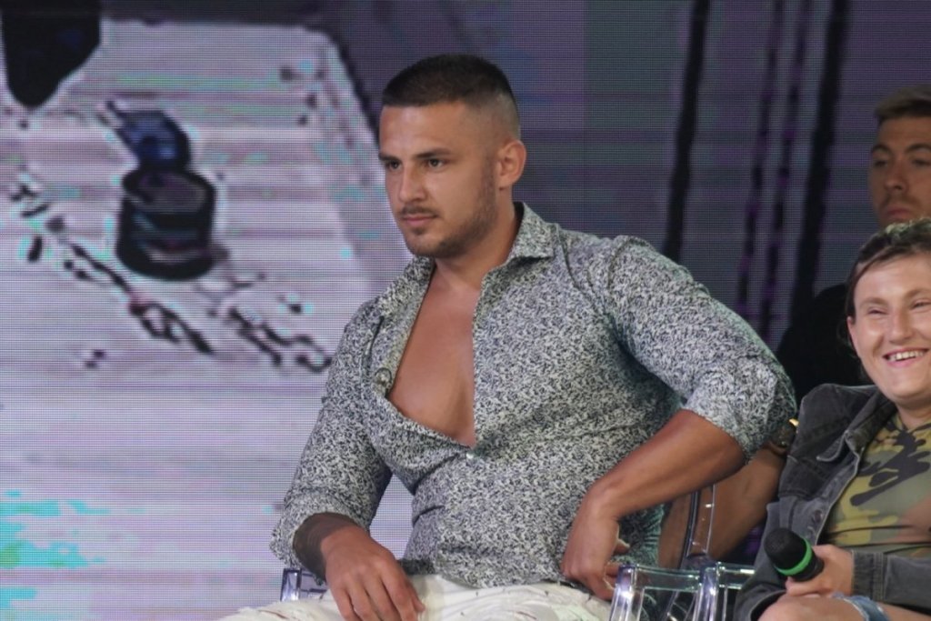 Uroš Stanić polako osvaja muškarce u rijalitiju! Nakon što je smuvao Hrvata, zakazao vatačinu sa mišićavim frajerom - Kamere snimile njihov dogovor