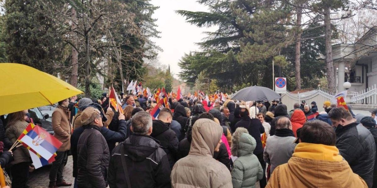 U Skoplju održan skup podrške predsedniku Vučiću! Na ulicama srpska i makedonska zastava i jedna poruka: Živela Srbija! (FOTO)