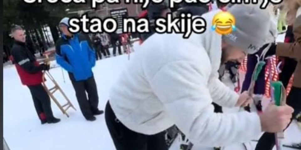 Stao na skije, pa poleteo unazad: Devojka od smeha pala u sneg! Najviralniji snimak na mrežama pravi je hit (VIDEO)