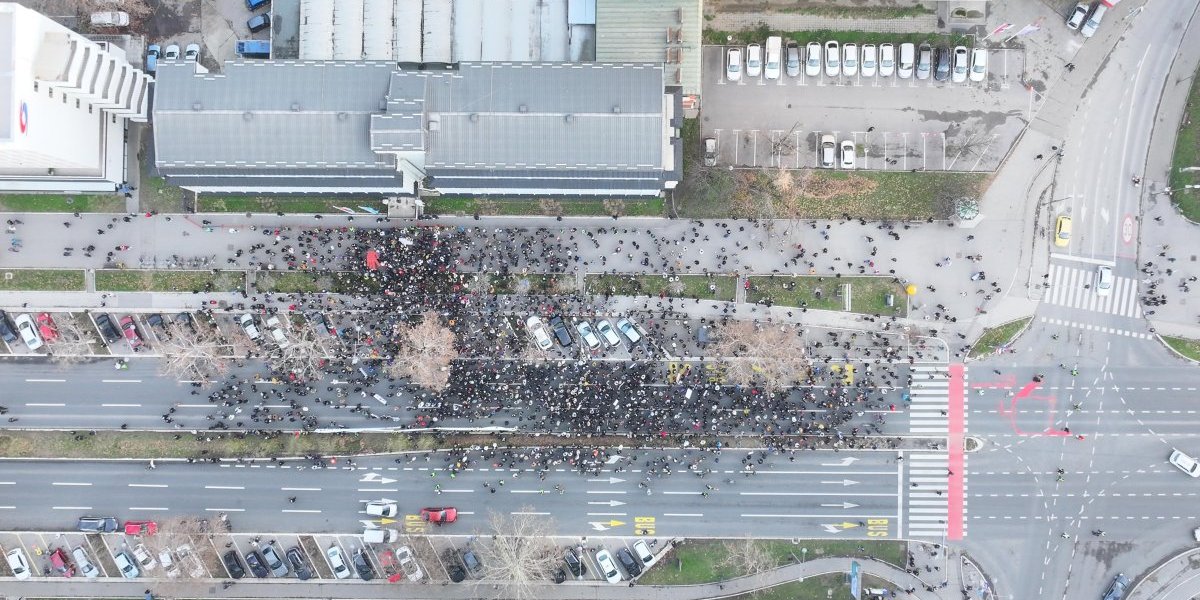 Fotografije ne lažu! Evo koliko je zaista bilo "studenata" ispred zgrade BIA u Novom Sadu (FOTO)