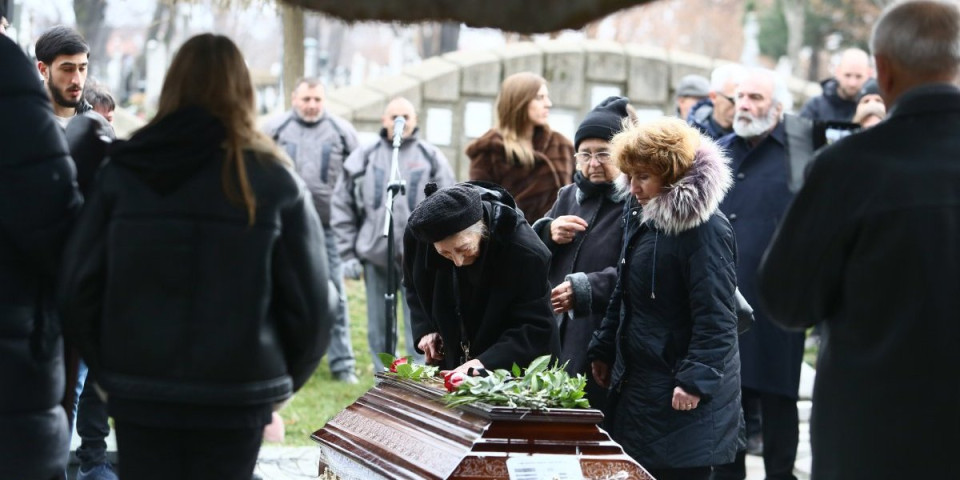 (VIDEO) "Zašto me ostavi sine moj"?! Majka ljubi kovčeg i drhti! Potresne scene na sahrani Milorada Milinkovića