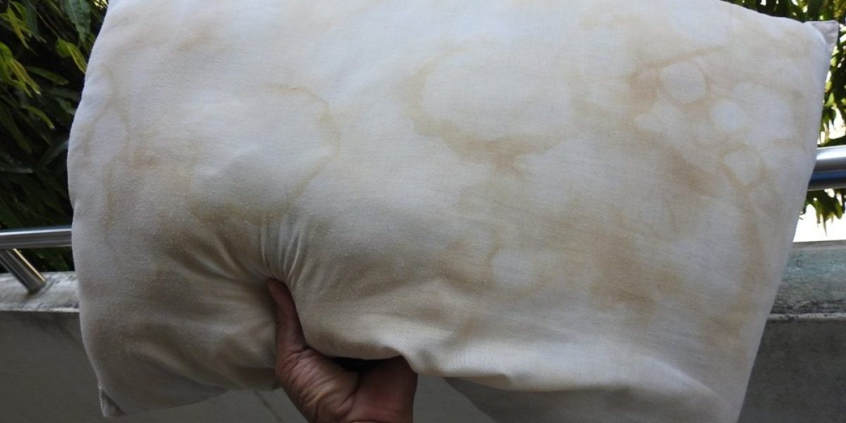 Ne bacajte jastuke zbog žutih mrlja: Naše bake su znale trik koji vraća belinu za tren