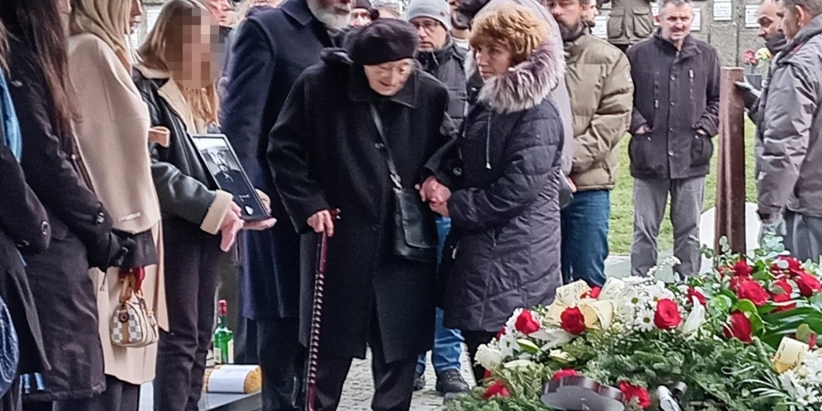 Majka Milorada Milinkovića nakon sahrane prišla unuci i uradila jednu stvar! Potresna scena sa groblja rasplakala Srbiju! (FOTO)