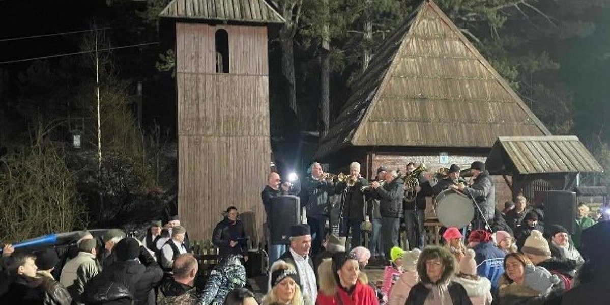 Ovaj običaj se ne propušta! Celo selo večeras se okuplja oko crkve!