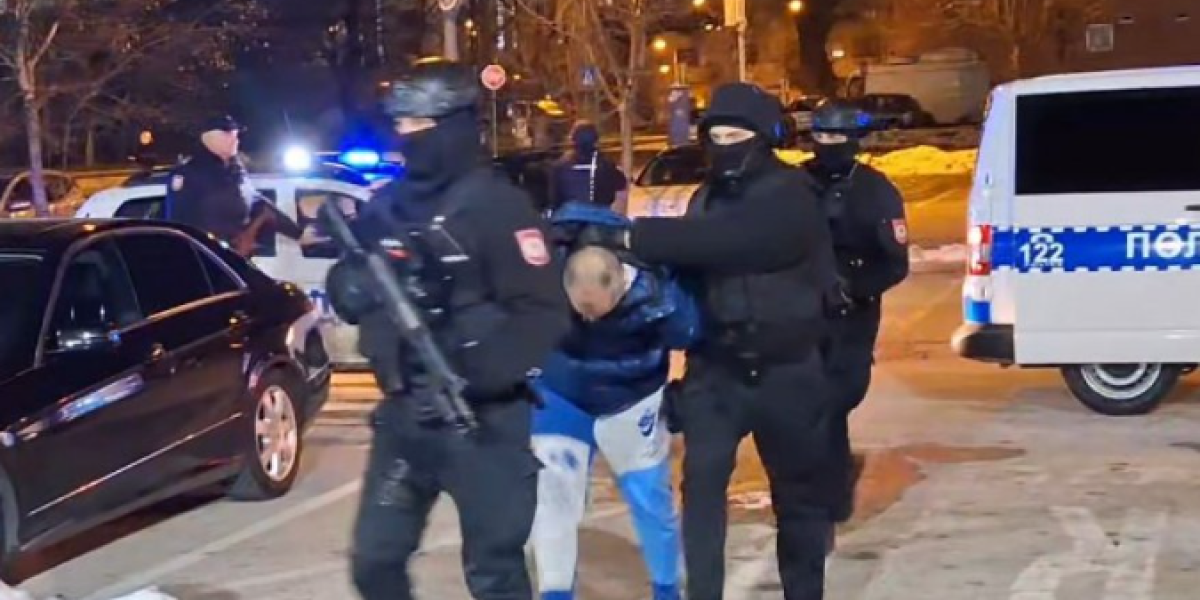 Sve vrvi od policije u Banjaluci! Pogledajte kako specijalci sprovode osumnjičene za ubistvo Dejana Kostića Dele (VIDEO)