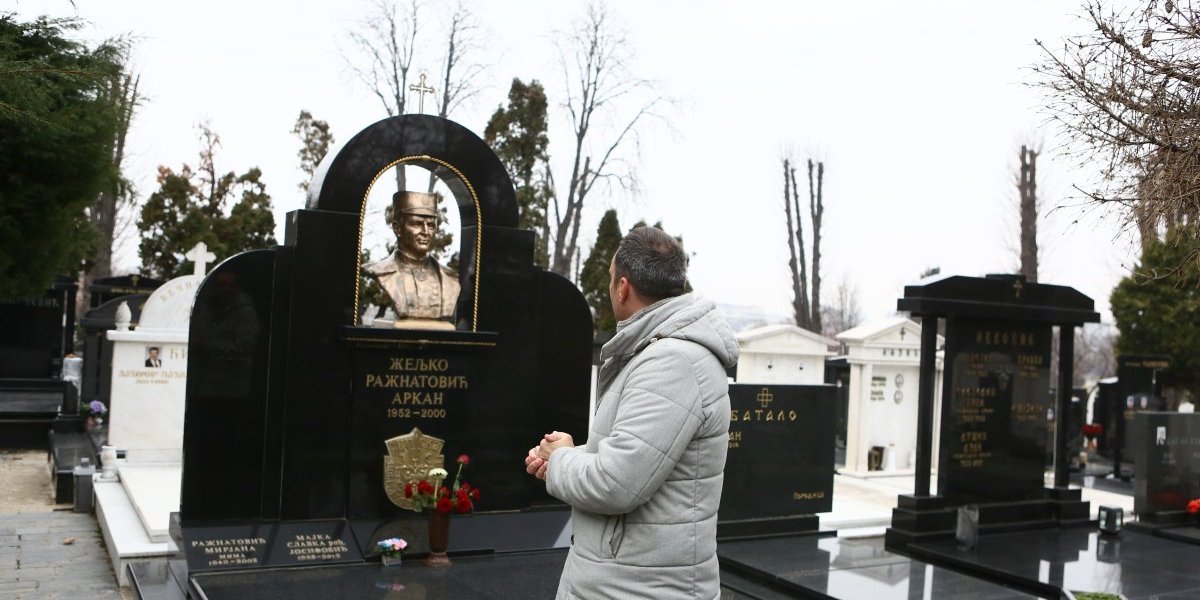 Ovaj čovek je prvi došao Arkanu na grob: Poljubio spomenik, stavio cveće i zapalio sveću (FOTO)