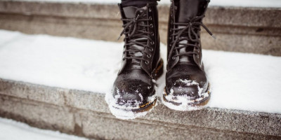 Svaka cipela postaće vodootporna i neće propuštati vodu pomoću pčelinjeg voska, ali ako ga nemate, poslužiće i obična sveća. Postupak je vrlo jednostavan.