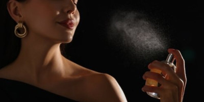 Ako postoji jedan miris o kojem žene u Srbiji godinama pričaju i stalno mu se vraćaju, onda je to parfem koji je nedavno poneo titulu najpopularnijeg ženskog mirisa u istoriji, YSL Black Opium.